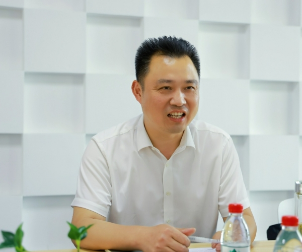 嘉兴国家高新区管委会俞春明主任调研xc体育丝绸，，，，，，为发展鼓劲?