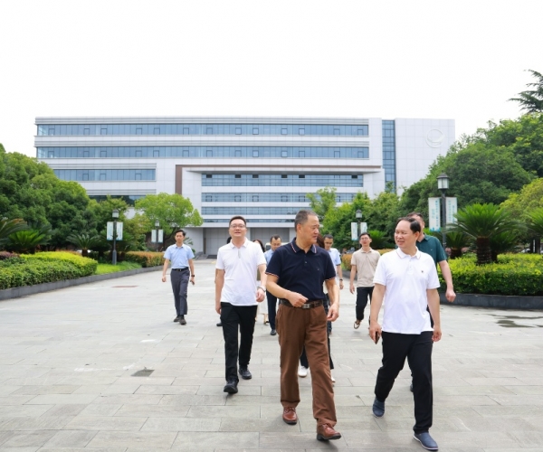 河池市领导赴嘉兴调研xc体育丝绸 共商高端丝绸项目落地大计